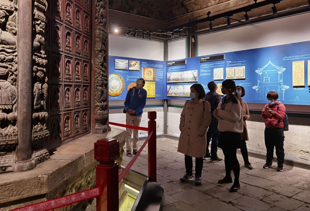 Miniature of Zhihua Temple (Zhihuasi, Temple of Transforming Wisdom), temple visitors