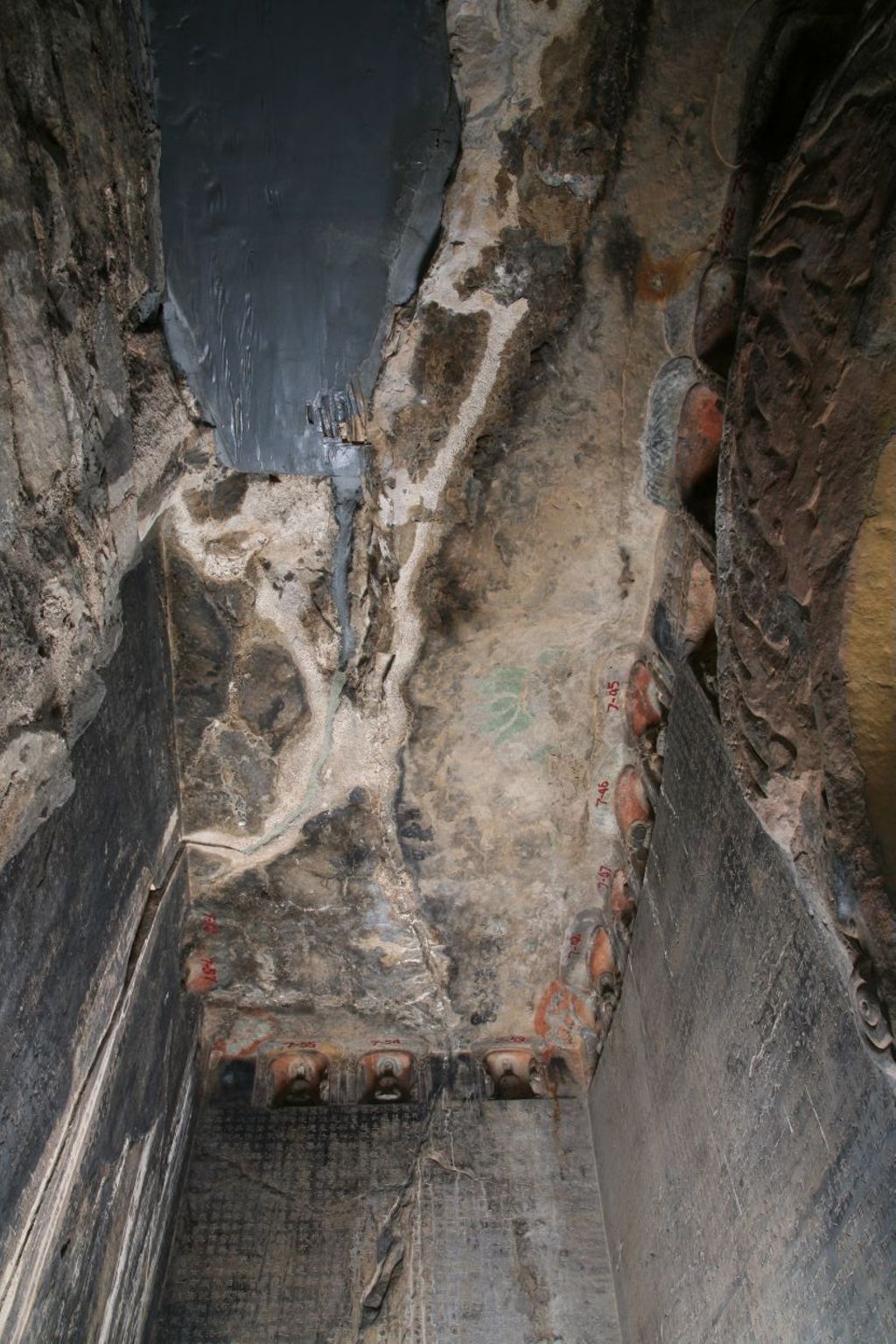 Miniature of Northern Xiangtangshan, South Cave, north vestibule