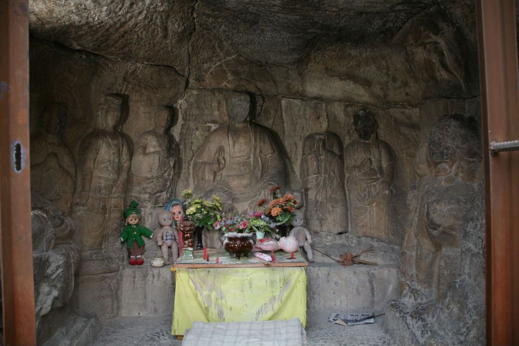 Miniature of Shuiyusi (Little Xiangtangshan), small cave nearby