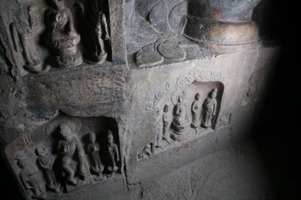 Miniature of Southern Xiangtangshan, Cave 1, altar right