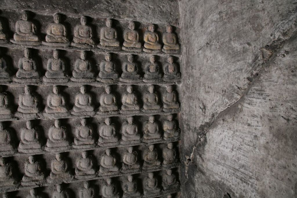 Miniature of Southern Xiangtangshan, Cave 2, interior, little Buddhas