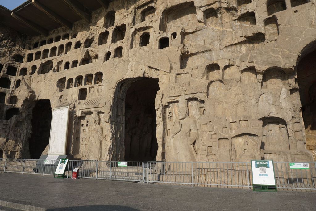 Miniature of Longmen Binyang Caves, exterior and entrances