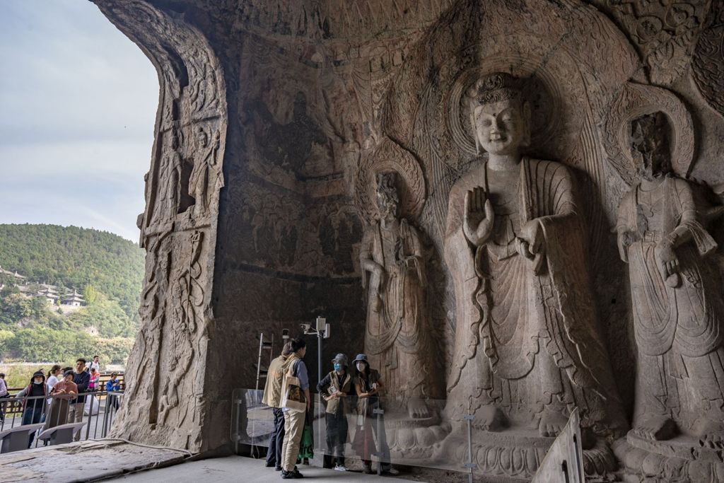 Miniature of Longmen Binyang Central Cave, southeast corner and entrance