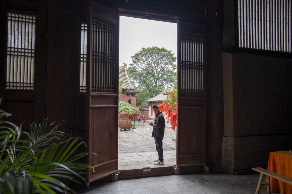 Miniature of Lower Guangsheng Temple, back hall (or Daxiong Bodian), door entrance