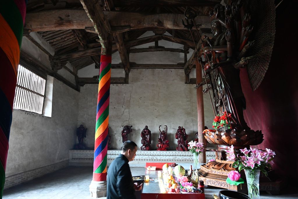 Miniature of Lower Guangsheng Temple, front hall (or former Buddha's Temple), interior