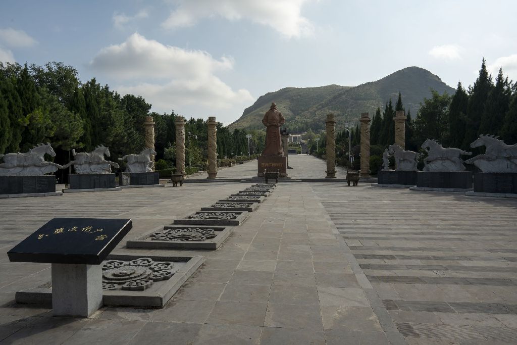 Miniature of Six Steeds of Zhao Mausoleum ("Zhaoling Liujun"), emperor statue and sculptures