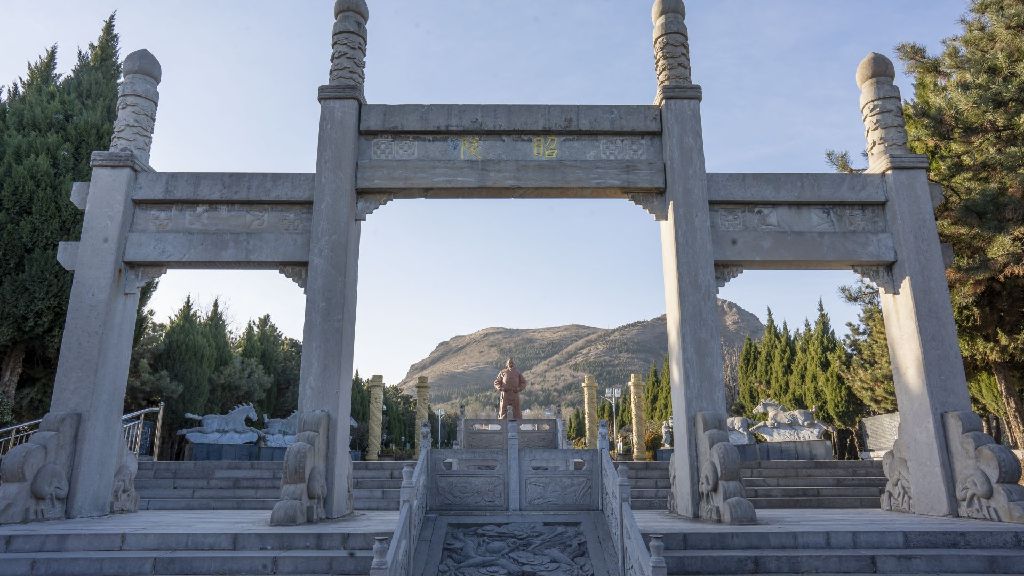 Miniature of Six Steeds of Zhao Mausoleum ("Zhaoling Liujun"), Entrance of Zhaoling: The Mausoleum of Emperor Tang Taizong