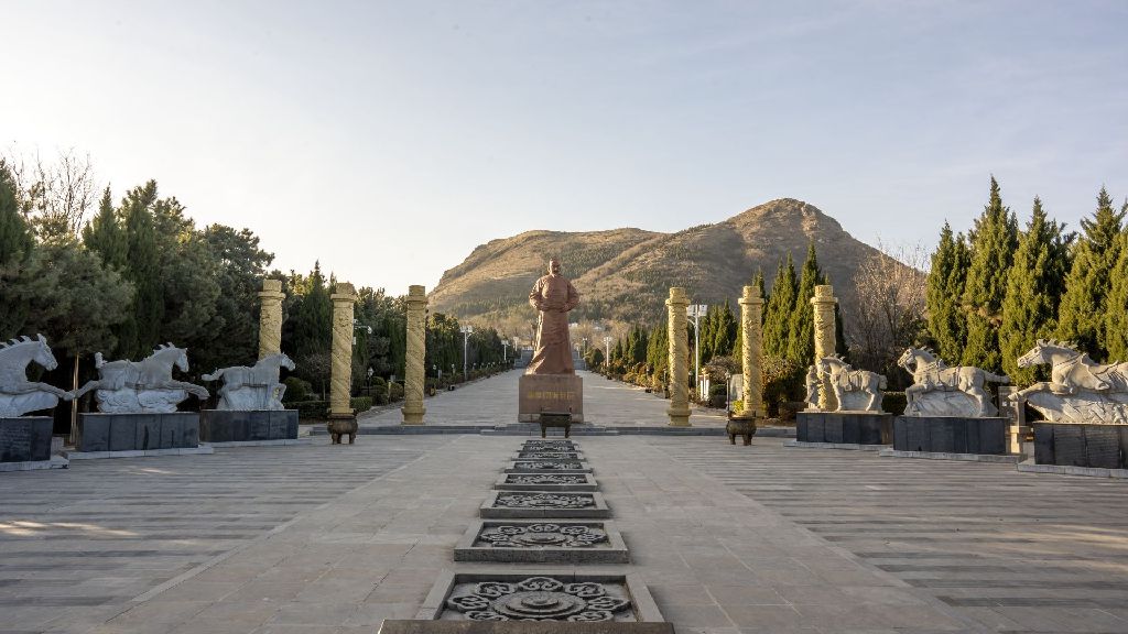 Miniature of Six Steeds of Zhao Mausoleum ("Zhaoling Liujun"), emperor statue and sculptures