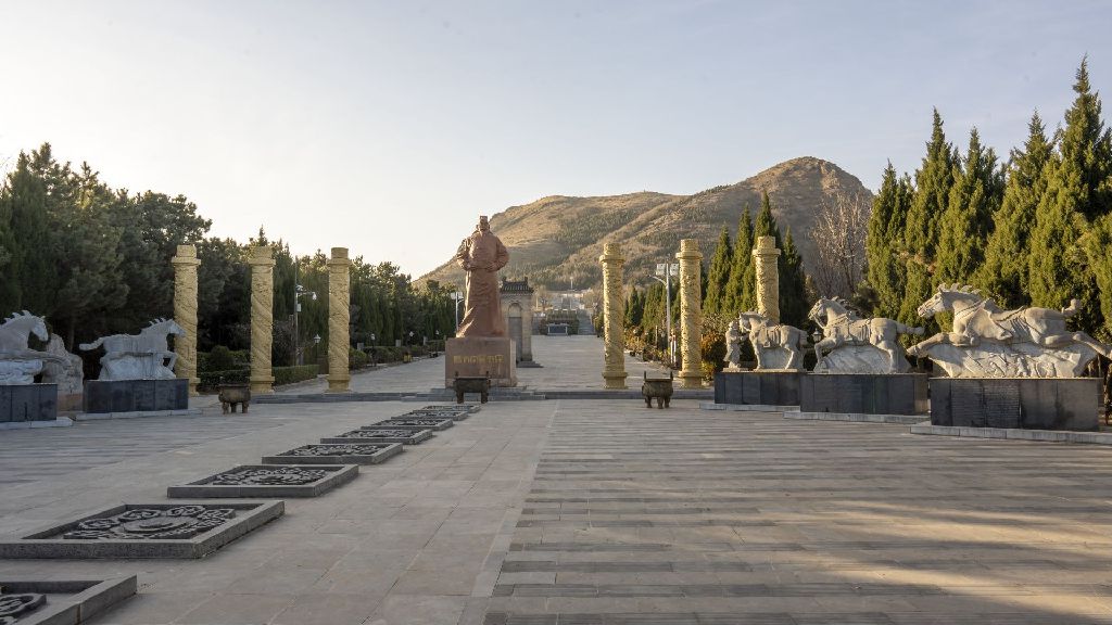 Miniature of Six Steeds of Zhao Mausoleum ("Zhaoling Liujun"), emperor statue and sculptures