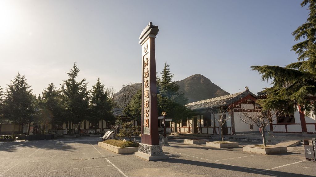 Miniature of Six Steeds of Zhao Mausoleum ("Zhaoling Liujun"), site environment