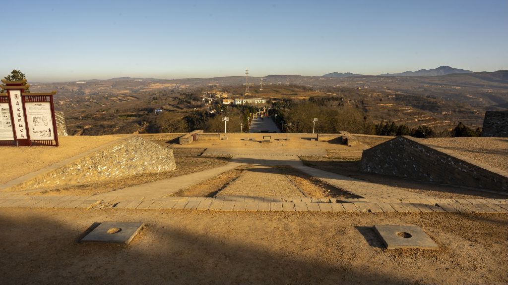 Miniature of Six Steeds of Zhao Mausoleum ("Zhaoling Liujun"), site environment