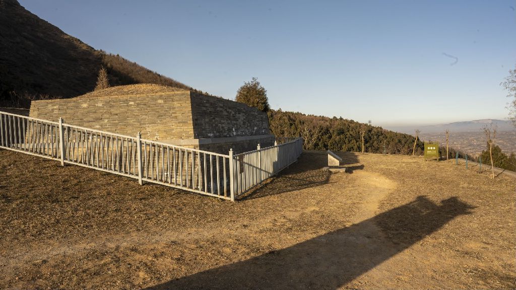 Miniature of Six Steeds of Zhao Mausoleum ("Zhaoling Liujun"), site environment