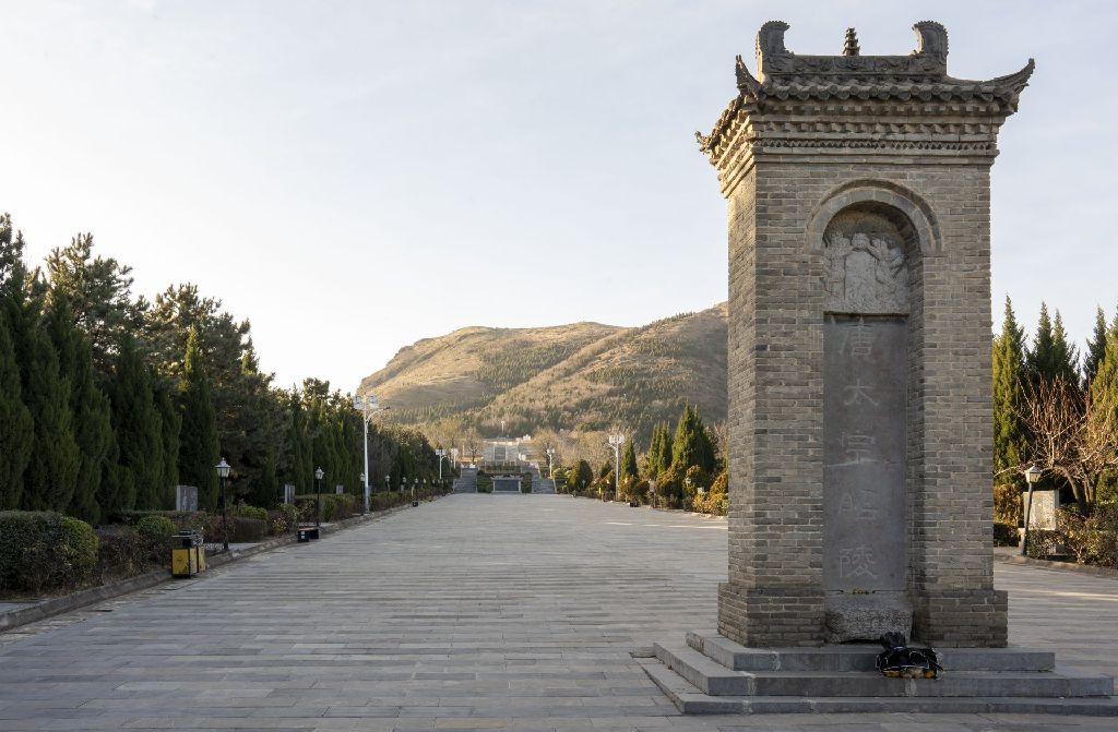 Miniature of Six Steeds of Zhao Mausoleum ("Zhaoling Liujun"), site environment