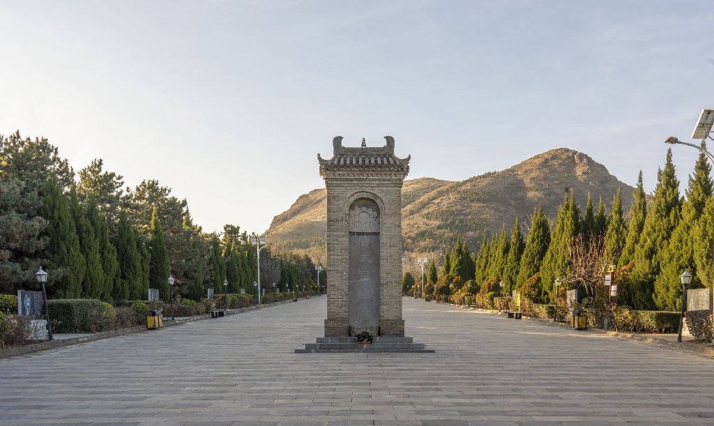 Miniature of Six Steeds of Zhao Mausoleum ("Zhaoling Liujun"), site environment