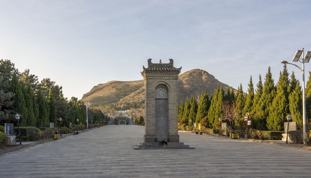 Miniature of Six Steeds of Zhao Mausoleum ("Zhaoling Liujun"), site environment