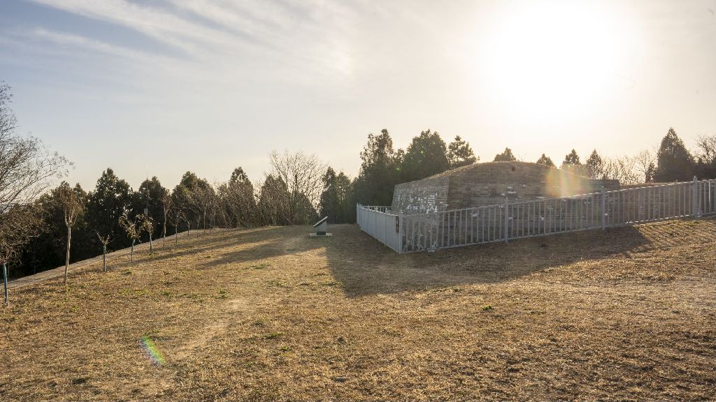 Miniature of Six Steeds of Zhao Mausoleum ("Zhaoling Liujun"), site environment